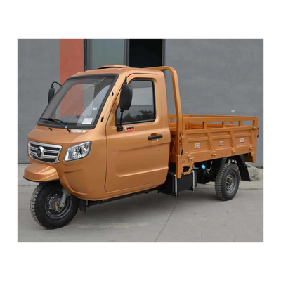 Triciclo de carga de gasolina fechado, com peso de travagem igual ou superior a 500 kg e motor de 1000 W